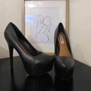 Black Steve Madden patent heels !